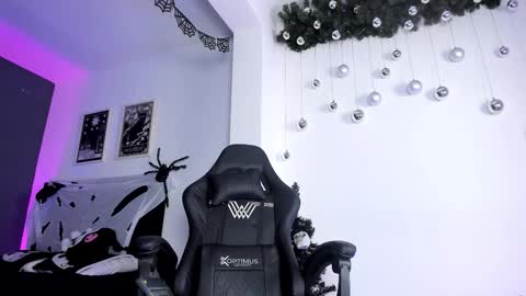 Snapshot of ravenwitch_ chatting on December 4, 10:18 pm Raven Witch online show from December 4, 10:18 pm