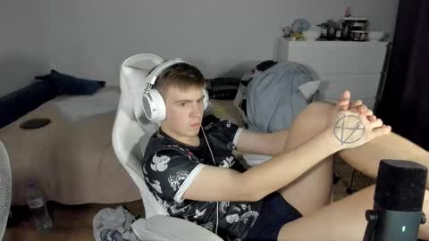 Snapshot of ray_hill chatting on October 3, 9:01 pm Ray online show from October 3, 9:01 pm