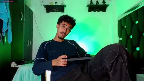 Snapshot of raydevil_ chatting on December 21, 5:36 am Rayn online show from December 21, 5:36 am