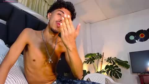 Snapshot of raydevil_ chatting on January 12, 6:28 am Rayn online show from January 12, 6:28 am