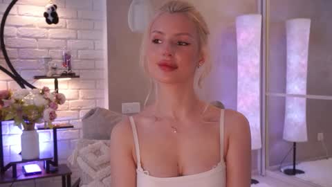 Snapshot of realcrystal chatting on March 4, 6:19 am Grace online show from March 4, 6:19 am