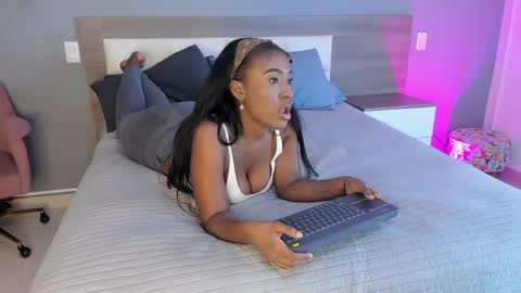 Snapshot of rebeca_cortez1 chatting on September 29, 8:35 pm I invite you to my birthday on November 3th online show from September 29, 8:35 pm