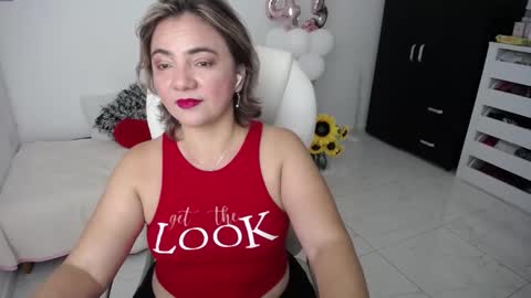 Snapshot of rebeca_milf chatting on February 1, 12:16 pm REBECA online show from February 1, 12:16 pm