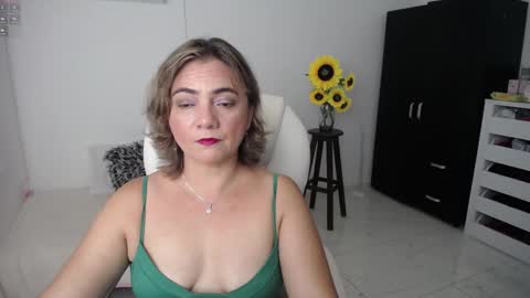 Snapshot of rebeca_milf chatting on February 5, 10:12 pm REBECA online show from February 5, 10:12 pm