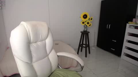 Snapshot of rebeca_milf chatting on February 6, 1:16 am REBECA online show from February 6, 1:16 am