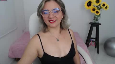 Snapshot of rebeca_milf chatting on September 23, 12:30 pm REBECA online show from September 23, 12:30 pm