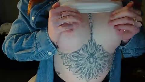 Snapshot of red_firesquirt chatting on January 13, 12:02 pm Red - online show from January 13, 12:02 pm