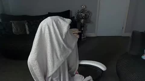 Snapshot of red_firesquirt chatting on February 12, 10:59 pm Red - online show from February 12, 10:59 pm