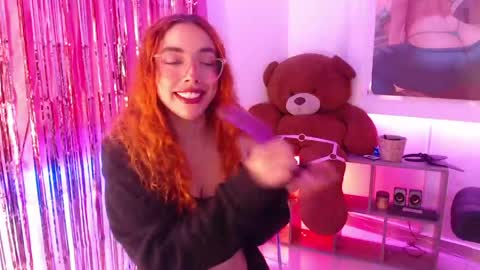 Snapshot of redgirrl_77 chatting on May 9, 11:26 am Mere online show from May 9, 11:26 am