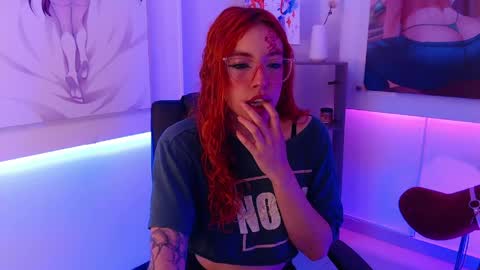 Snapshot of redgirrl_77 chatting on May 31, 12:01 pm Mere online show from May 31, 12:01 pm