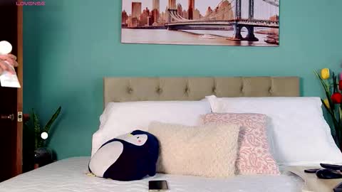 Snapshot of reese_yanella chatting on February 17, 11:00 pm Yanella online show from February 17, 11:00 pm