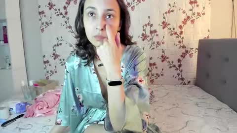 Snapshot of reginamoon12 chatting on September 21, 7:54 am Alisa online show from September 21, 7:54 am