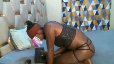 Snapshot of remmyqueen chatting on April 2, 9:12 pm remmyqueen online show from April 2, 9:12 pm