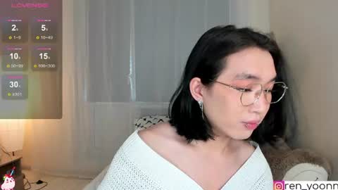 Snapshot of ren_yoonn chatting on June 19, 9:35 am Ren online show from June 19, 9:35 am