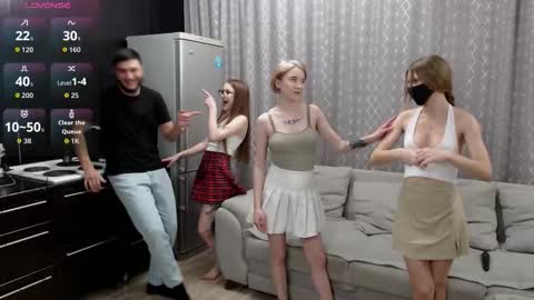 Renae Tom online show from November 11, 6:52 pm