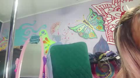 Snapshot of rene_heartz99 chatting on October 19, 11:33 am Naughty closet slut here to suck all your friends off online show from October 19, 11:33 am