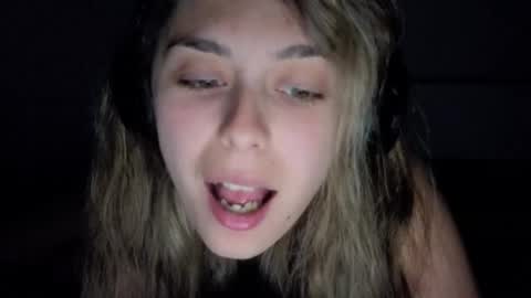 Snapshot of renee_loah chatting on May 14, 11:22 pm renee_loah online show from May 14, 11:22 pm