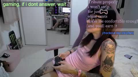 Snapshot of reptiliangirl chatting on January 10, 4:36 am Rude mommy online show from January 10, 4:36 am