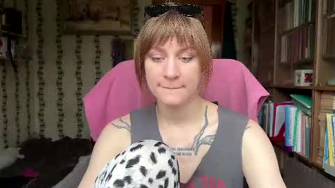 Snapshot of retromarie chatting on June 26, 8:19 am Rie online show from June 26, 8:19 am