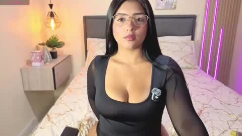 Snapshot of reyesalana chatting on August 4, 10:23 pm alana online show from August 4, 10:23 pm