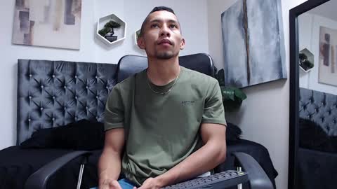 Snapshot of richar_voller chatting on December 7, 11:18 am richar_voller online show from December 7, 11:18 am