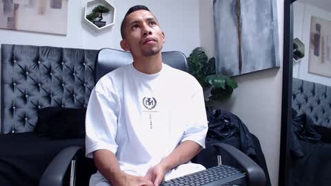 Snapshot of richar_voller chatting on December 8, 12:19 pm richar_voller online show from December 8, 12:19 pm