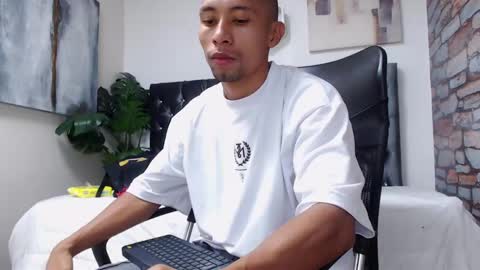 Snapshot of richar_voller chatting on December 27, 11:39 am richar_voller online show from December 27, 11:39 am