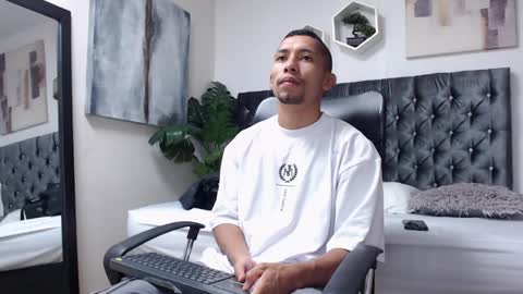 Snapshot of richar_voller chatting on January 2, 11:31 am richar_voller online show from January 2, 11:31 am