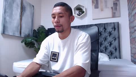 Snapshot of richar_voller chatting on January 6, 11:51 am richar_voller online show from January 6, 11:51 am