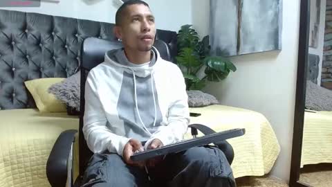 Snapshot of richar_voller chatting on February 18, 11:00 am richar_voller online show from February 18, 11:00 am