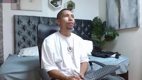 Snapshot of richar_voller chatting on February 21, 11:22 am richar_voller online show from February 21, 11:22 am