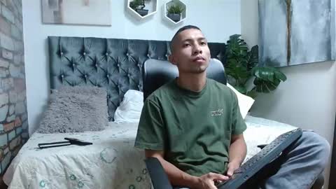 Snapshot of richar_voller chatting on March 5, 11:17 am richar_voller online show from March 5, 11:17 am
