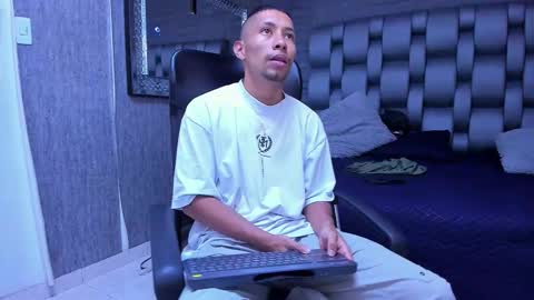 Snapshot of richar_voller chatting on October 11, 11:31 am richar_voller online show from October 11, 11:31 am