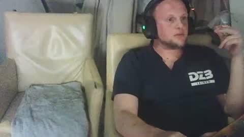 richardd110011 online show from May 9, 8:36 pm
