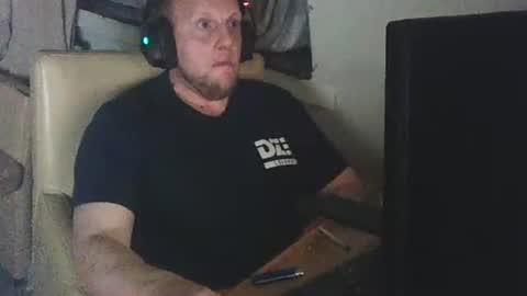richardd110011 online show from May 24, 2:05 am