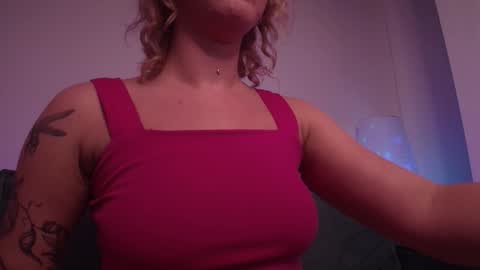 Snapshot of rikaraily chatting on February 7, 11:01 am Rika online show from February 7, 11:01 am