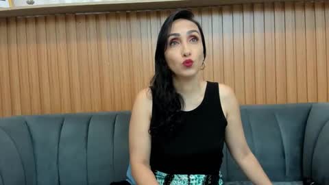 Snapshot of riley_reid_milf chatting on May 12, 12:35 pm Oriana online show from May 12, 12:35 pm