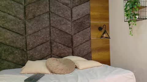 RIRI  online show from December 1, 8:14 pm