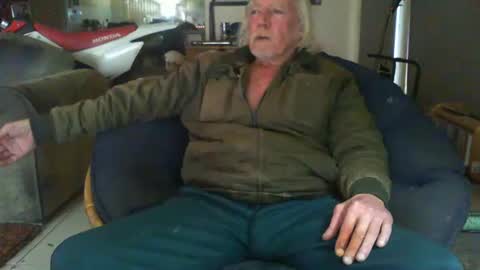 Snapshot of riverratggg chatting on May 10, 7:35 am riveratggg online show from May 10, 7:35 am