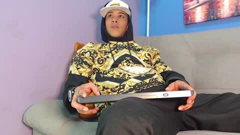 robert_kingg online show from December 19, 7:29 am