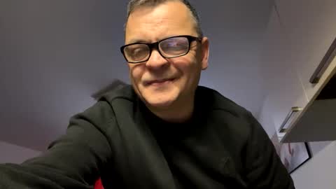 Snapshot of robert_tino chatting on January 6, 8:40 am robert_tino online show from January 6, 8:40 am