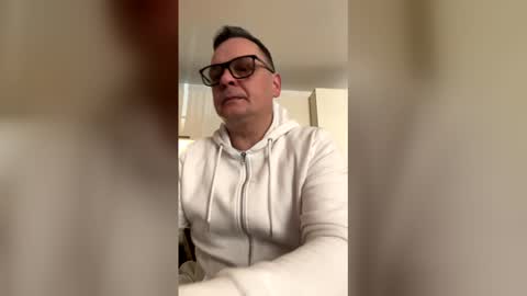 Snapshot of robert_tino chatting on February 8, 10:18 am robert_tino online show from February 8, 10:18 am