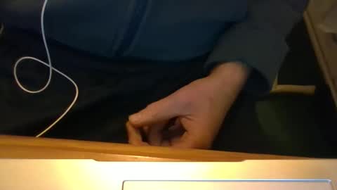 Snapshot of robjh1273 chatting on December 5, 4:58 pm Roger online show from December 5, 4:58 pm