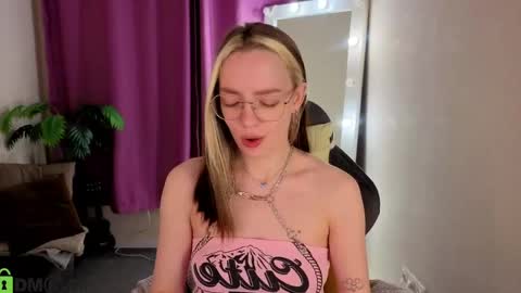 Snapshot of rockett_bunny chatting on June 4, 1:11 am Rockett online show from June 4, 1:11 am