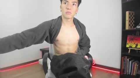 Snapshot of rofflust chatting on February 16, 3:02 am Roff Lust online show from February 16, 3:02 am