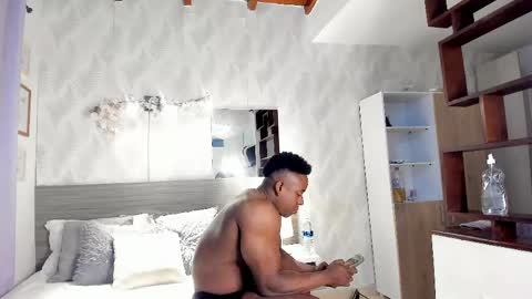 Snapshot of rogger_physique chatting on April 28, 4:28 am Rogger online show from April 28, 4:28 am