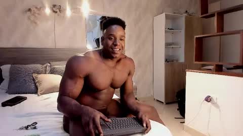 Snapshot of rogger_physique chatting on April 29, 10:16 pm Rogger online show from April 29, 10:16 pm