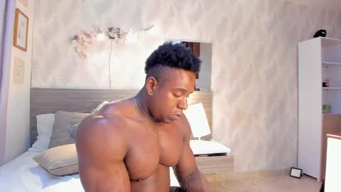 Snapshot of rogger_physique chatting on May 6, 6:08 am Rogger online show from May 6, 6:08 am