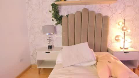   online show from December 6, 4:06 pm