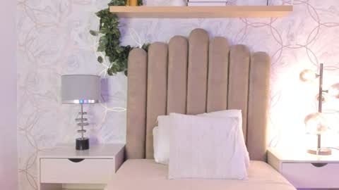   online show from December 7, 11:40 am